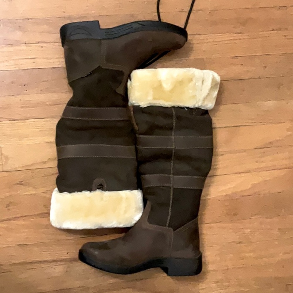 The Dublin boots are size 6 and are leather with a soft and plush interior